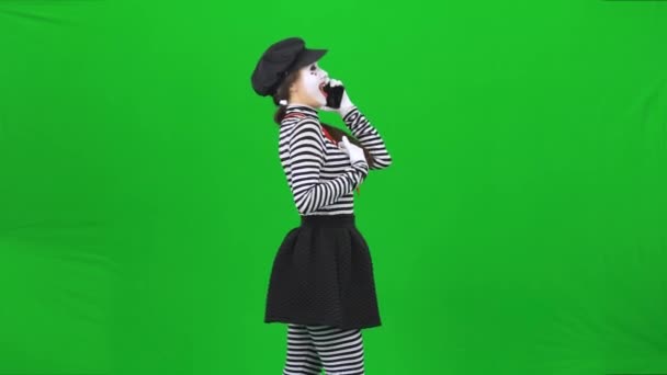 MIME holka někam jde, mluví po telefonu. Klíč Chroma. — Stock video