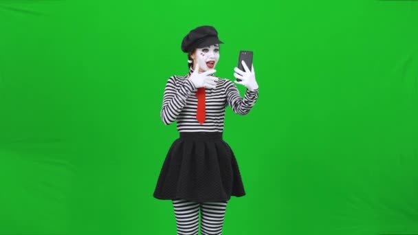 Mime meisje praat met iemand via videogesprek. Chromatoetsen. — Stockvideo