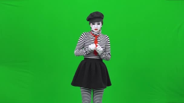 Mimin bläst einen Luftballon auf. Green Screen, Chroma-Taste. — Stockvideo