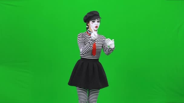 Mime holka zpívá písničku a klaní se. Klíč Chroma. — Stock video