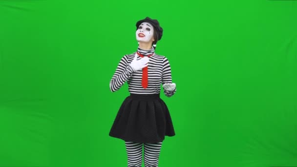 A pantomim lány úgy viselkedik, mint egy poszt-twoman. Kroma kulcs. — Stock videók