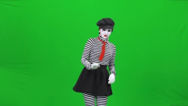 MIME holka se chová, jako by si hrála s míčem. Klíč Chroma. — Stock video