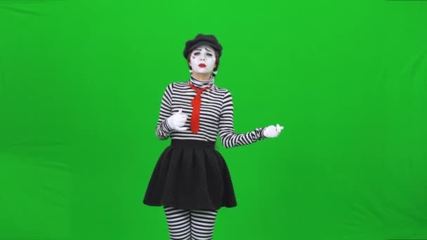 Mime girl está tocando la guitarra, rogando limosna. Clave de croma . — Vídeos de Stock