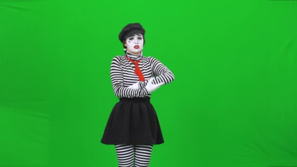 MIME dívka třese dítětem, vypadá vyčerpaně. Klíč Chroma. — Stock video