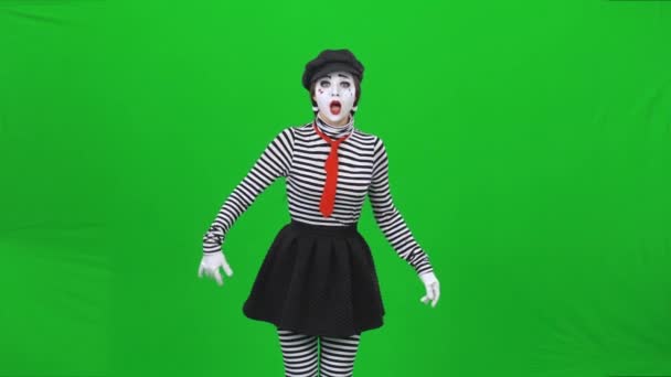 MIME holka zaslechla něčí rozhovor, když to někomu řekla. Klíč Chroma. — Stock video