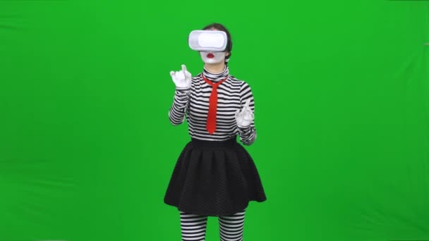 MIME žena používá brýle virtuální reality. Klíč Chroma. — Stock video