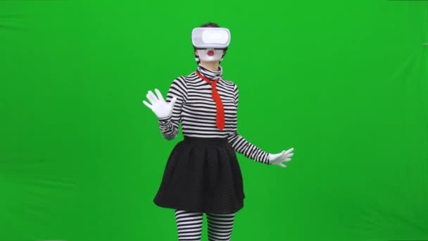 Dziewczyna Mime używa okularów wirtualnej rzeczywistości. Klucz chromowy. — Wideo stockowe