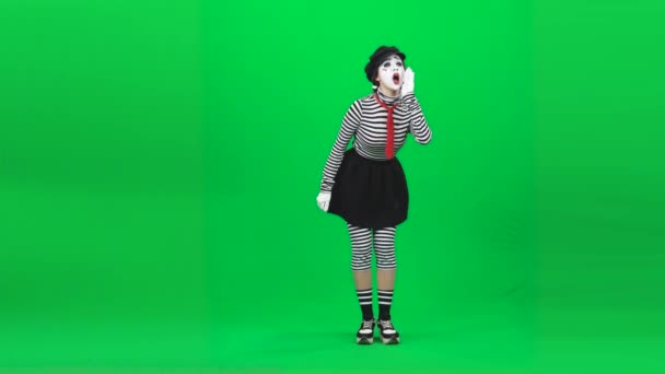 MIME dívka volá někoho přes křik. Chromatický klíč. Plná délka. — Stock video