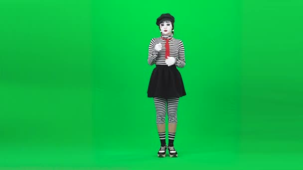 Mime meisje doet lippenstift op. Chroma sleutel. Totale lengte. — Stockvideo