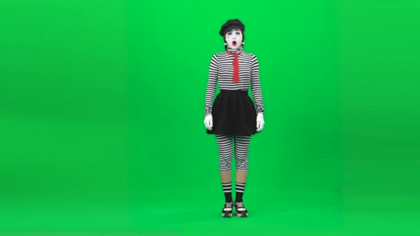 MIME dívka vypadá uraženě, ukazuje jazyk. Chromatický klíč. Plná délka. — Stock video