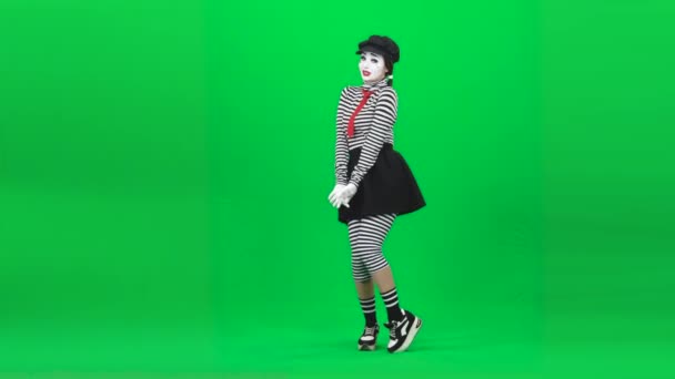 MIME dívka vypadá stydlivě, usmívá se, flirtuje. Chromatický klíč. Plná délka. — Stock video