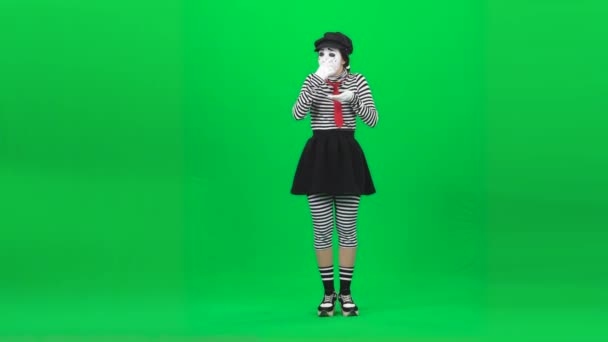Mime girl is crying out loudly. Chroma key. Full length. — Stock Video