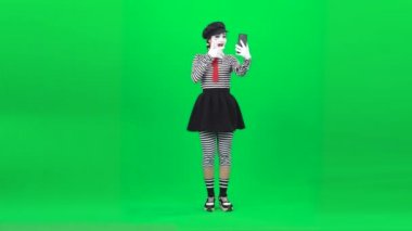 Pandomimci kız video ile konuşuyor. Krom anahtar. Tam uzunluk.