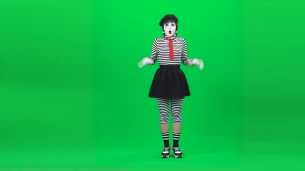 MIME dívka vypadá velmi vyděšeně. Chromatický klíč. Plná délka. — Stock video