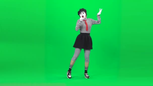 Egy pantomim nő énekel és gesztikulál. Krómkulcs. Teljes hossz. — Stock videók