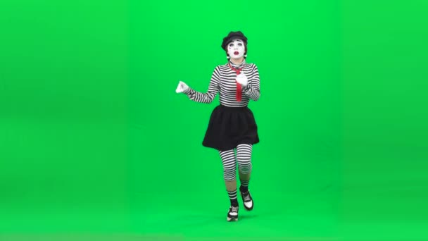 Mime meisje schaatst op ijs. Chroma sleutel. Totale lengte. — Stockvideo