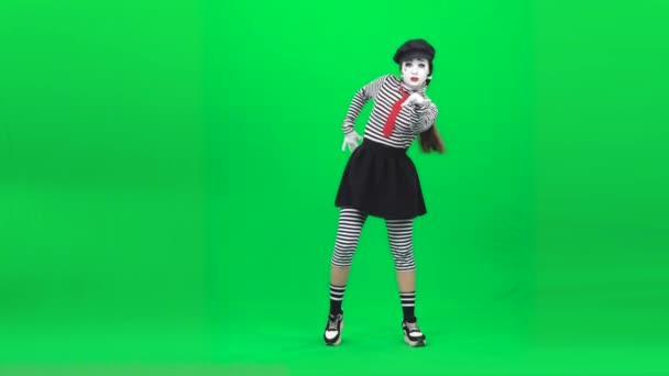 Mime girl acting like she skating. Chroma key. Full length. — Stock Video