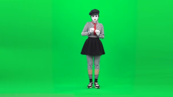 Mime girl inflating balloon. Green screen, Chroma key. Full length. — Stock Video