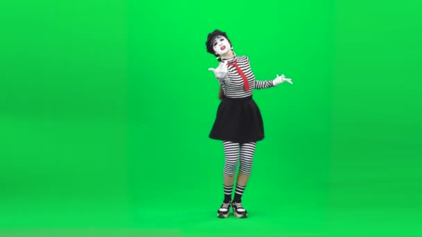 Mime meisje zingen lied en buigen. Chroma sleutel. Totale lengte. — Stockvideo