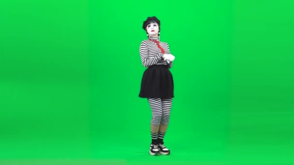 MIME holka se chová jako jezdkyně. Chromatický klíč. Plná délka. — Stock video