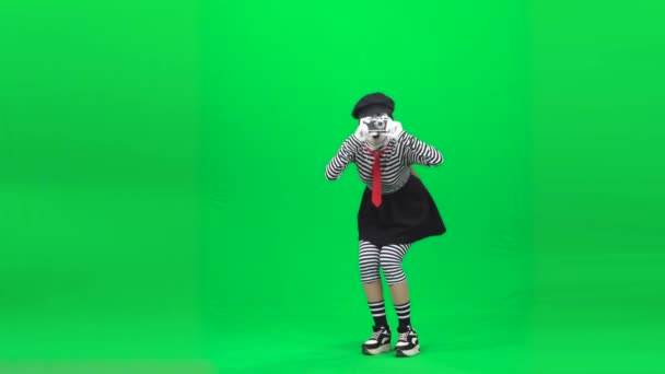 Mime female acting like she photographer. Chroma key. Full length. — Stock Video