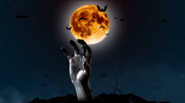 Cadılar Bayramı konsepti, zombi eli yerden yükseliyor.