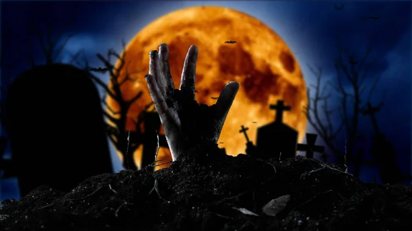 Zombi mano levantándose de un cementerio en espeluznante noche — Foto de Stock