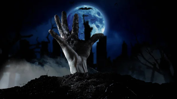 Cimetière effrayant avec main zombie sortant du sol — Photo