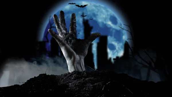 Spooky kerkhof met zombie hand komen uit de grond — Stockfoto