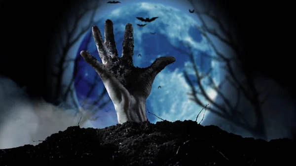 Cimetière effrayant avec main zombie sortant du sol — Photo