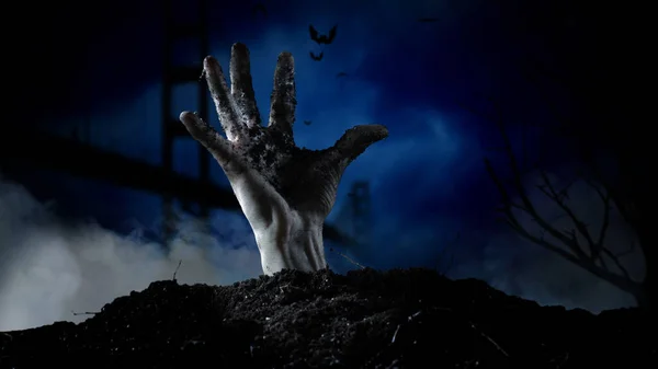 Рука зомби выходит из могилы — стоковое фото