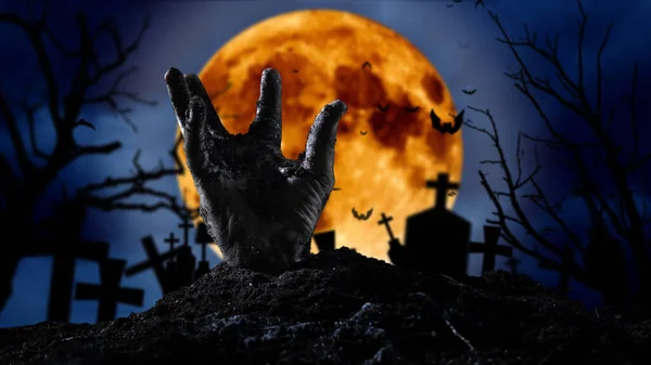 Halloween koncept, zombie hand stiger upp från marken — Stockfoto