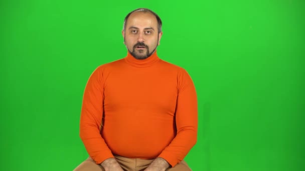 Een blanke man die naar de camera kijkt, flirtend en zijn hoofd schudt van links naar rechts. Groen scherm — Stockvideo