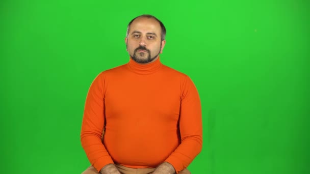 Kaukázusi férfi, kamerába néz és flörtöl. Zöld képernyő — Stock videók