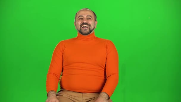 Volledige blanke man die naar de camera kijkt, breed lachend, hardop lachend. Groen scherm — Stockvideo