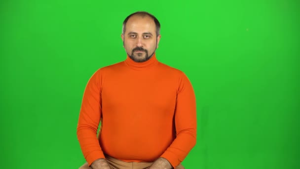 Full caucasian man looking at camera and flirting smiling. Green screen — Stock Video