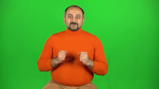 Der pralle Kaukasier freut sich über den Sieg oder gewinnt, was er sieht. Green Screen — Stockvideo