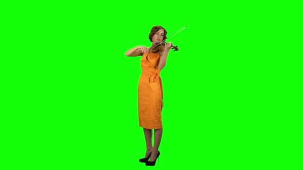 Vrouw speelt een houten viool. Groen scherm — Stockvideo