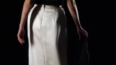 Kız içeri girer, ceketini fırlatır, bir adam yanına gelir ve ona sarılır. Yavaş çekim