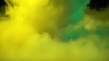 Siyah arka planda camlı sarı kuru buz. Yakın çekim.