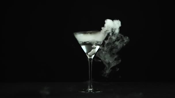 Пейте в стакане мартини с эффектом сухого льда — стоковое видео