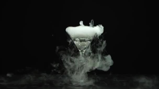 Beber en vaso de martinis con el efecto del hielo seco — Vídeos de Stock