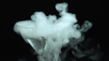 Kuru buz etkisiyle bir bardak martini için. Yakın çekim.
