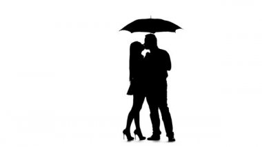 Şemsiyenin altında öpüşün. Siluet. Beyaz arka plan. Yavaş çekim