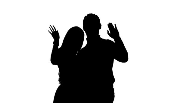 Verliebtes Paar wartet auf Freunde und winkt ihnen zu. Silhouette. weißer Hintergrund. Zeitlupe — Stockvideo