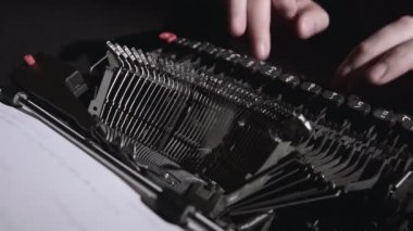 Bir daktilo avukat çalışmaları hakkında bir rapor yazıyor