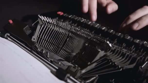 Avocat sur une machine à écrire écrit un rapport sur le travail 