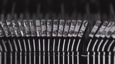 Eski daktiloda yazdırma