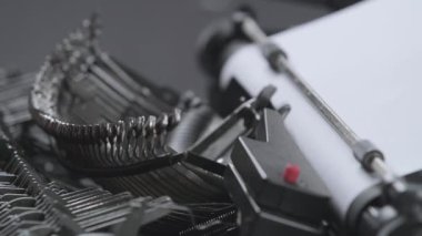 Vintage typerwriter üzerinde bir film komut dosyası veya bir kitap yazarak