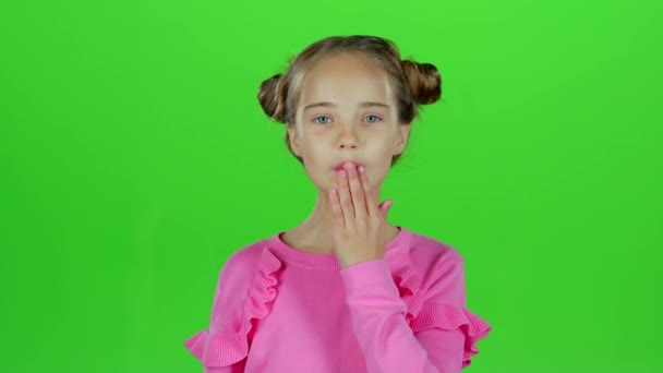 Παιδί στέλνει ένα φιλί αέρα. Πράσινη οθόνη. Αργή κίνηση — Αρχείο Βίντεο
